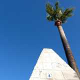Siamo al civico 4 di via Morelli e Silvati: numero che � riportato proprio in cima alla piramide